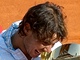 Rafael Nadal pzuje s pohrem pro vtze tenisovho turnaje v Monte Carlu.
