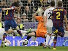 Lionel Messi, útoník Barcelony (druhý zleva), stílí gól do sít Realu Madrid