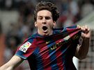 Lionel Messi, útoník Barcelony, oslavuje svj gól do sít Realu Madrid