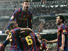 Fotbalisté Barcelony se radují z Messiho gólu do sít Realu Madrid