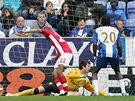 Branká Arsenalu Lukasz Fabianski inkasuje první gól v zápase s Wiganem.
