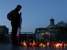 Poláci zaali picházet na námstí Józefa Pilsudského ve Varav, kde se má v poledne konat tryzna za obti leteckého netstí u Smolenska, u od rána (17. dubna 2010)