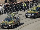 Pohební vozy piváí do Krakova zesnulého prezidenta Lecha Kaczynského a jeho manelku Mariu (18. dubna 2010)