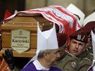 Vojáci vynáejí tlo Lecha Kaczynského z Mariánské katedrály, kde se konala záduní me (18. dubna 2010)