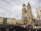 Smutení shromádní ped Mariánským kostelem v Krakov, kde se konala záduní me za polského prezidenta a jeho enu, kteí zahynuli tragicky pi leteckém netstí u Smolenska (18. dubna 2010)