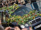 Auto s ostatky Marii Kaczynské projídí Varavou. Lidé ho zasypali kvtinami. (13. dubna 2010)