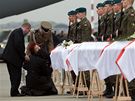 Na varavské letit pistálo letadlo s ticeti rakvemi s ostatky obtí letecké katastrofy ve Smolensku. (14. dubna 2010)