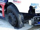 Vz týmu Buggyra poté, co mu na nmeckém okruhu Lausitzring praskla pední pneumatika.