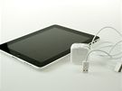 iPad, nabjeka do zsuvky a USB kabel
