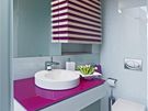 Cyklámenová barva nechybí ani v jinak minimalistické koupeln