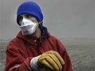 Islandtí farmái se ped vudypítomným prachem chrání maskami a brýlemi