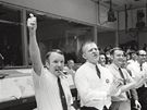 ídící stedisko v Houstonu slaví astné pistání posádky Apolla 13
