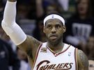 LeBron James z Clevelandu Cavaliers se raduje z úspného vstupu do play-off. Jeho tým porazil Chicago Bulls 