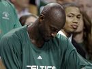 Kevin Garnett (vpravo) z Bostonu Celtics poté, co byl vylouen v úvodním duelu série s Miami Heat