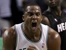Glen Davis z Bostonu Celtics se raduje z koe proti Miami Heat