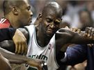 STRKANICE V NBA: Kevin Garnett (vpravo) z Bostonu Celtics se sápe na Quentina Richardsona (mimo zábr) z Miami Heat. Pihlíí i hvzda Miami Dwyane Wade