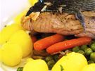 Restaurace Dobrá chvíle v Neslovicích - výtený poírovaný losos na teplé zelenin.