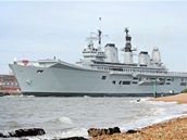 Vojensk lo HMS Ark Royal v britskm pstavu Portsmouth, kter jede ke panlskm behm vyzvednou britsk obany, kte kvli ochromen doprav uvzli v Evrop.