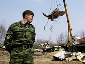 Odklzen trosek havarovanho letadla na letiti v ruskm Smolensku. (14. dubna 2010)