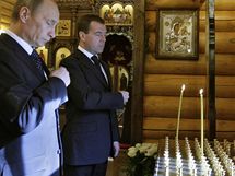 Premir Ruska Vladimir Putin s prezidentem Dmitrijem Medvedvem projevuj soustrast nad pdem letadla, v nm zemela elita Polska vetn prezidenta Kaczynskho. 