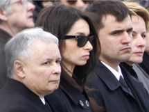 Bratr zemelho prezidenta Jaroslaw Kaczynski a dcera Lecha a Marii Kaczynskch Marta na tryzn ve Varav (17. dubna 2010)