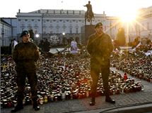 Prostranstv ped prezidentskm palcem ve Varav lid zaplnili tisci hocch svek. (12. dubna 2010)