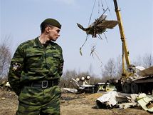 Odklzen trosek havarovanho letadla na letiti v ruskm Smolensku. (14. dubna 2010)
