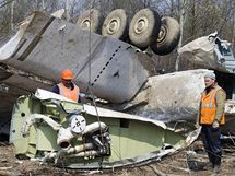 Odklzen trosek havarovanho letadla na letiti v ruskm Smolensku. (14. dubna 2010)