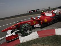 Alonso s Ferrari v tetm trninku GP ny.