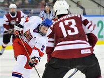 Bohumil Jank pálí v utkání českých hokejistů do 18 let proti Lotyšsku.