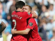 GLOV RADOST. Paul Scholes (vpravo) a Gary Neville z Manchesteru United se raduj z vtznho glu.