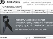 Polsk banka BRE Bank se na znamen smutku pebarvila naerno.