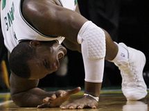 Glen Davis z Bostonu Celtics pad pot, co byl v duelu s Miami Heat faulovn Jermainem O'Nealem