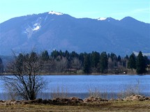 Jezero Staffelsee nedaleko Uffingu, v pozad heben nad Oberammergau (jin Bavorsko)