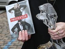 Jana Plodkov s DVD Protektor a eskm lvem za t film