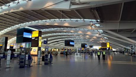 Kv�li mraku popela z islandské sopky bylo uzav�elo londýnské leti�t� Heathrow (16. dubna 2010)