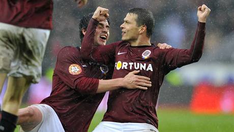 ��ASTNÝ ST�ELEC, Libor Sionko práv� vst�elil gól do sít� Slavie. Gratuluje mu Kamil Vacek (vlevo)