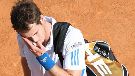 BÍDA A ZMAR. Tenista Andy Murray po dalí neekané poráce v Monte Carlu