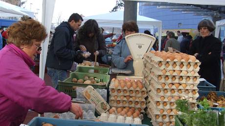 O domácí vejce byl na trhu v Klánovicích zájem.