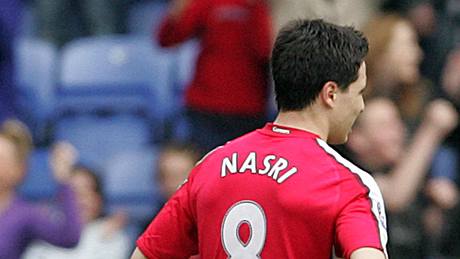 ZKLAMÁNÍ. Samir Nasri z Arsenalu odvrací pohled od radujících se protihrá z Wiganu. Arsenal v poslední desetiminutovce tikrát inkasoval a ztratil dobe rozehraný zápas.