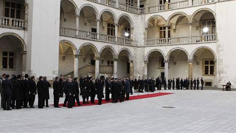 lenov zahraninch delegac ekaj v ad na zpis do kondolenn knihy po pohbu polskho prezidentskho pru na hrad Wawel (18. dubna 2010)