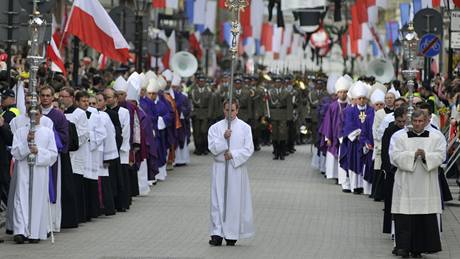 Smuten prvod s rakvemi polskho prezidentskho pru smuje z Marinsk katedrly v Krakov na hrad Wawel (18. dubna 2010)