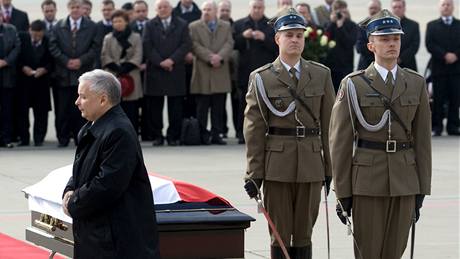 Jaroslaw Kaczynski u rakve svého bratra Lecha na leti�ti ve Var�av�. (11. dubna 2010)