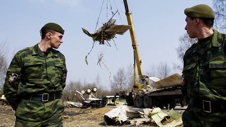 Odklízení trosek havarovaného letadla na letišti v ruském Smolensku. (14. dubna 2010)