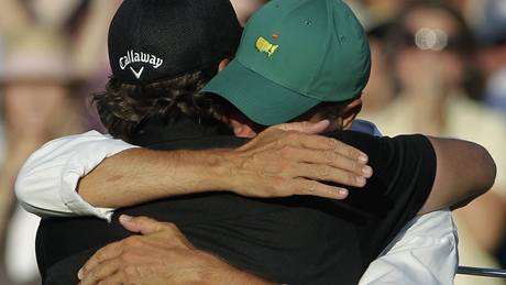 Vítz US Masters 2010 Phil Mickelsona a jeho caddy Jim Mackay ve vzájemném objetí.