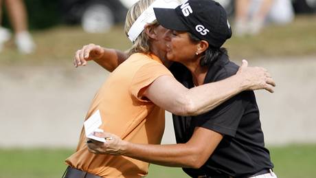 LPGA Legends Tour Open Championship 2009 - Sally Littleová (vlevo) a Sherri Steinhauerová.
