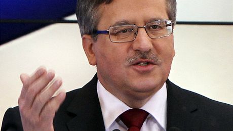 Pedseda horn komory polskho parlamentu Bronislaw Komorowski po tragick smrti Lecha Kaczynskho pevzal prezidentsk povinnosti