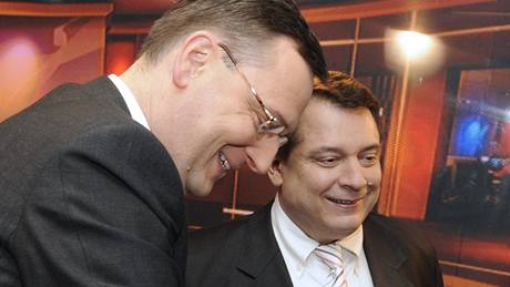 P�edseda �SSD Ji�� Paroubek (vpravo) a volebn� l�dr a m�stop�edseda ODS Petr Ne�as byli 11. dubna v Praze hosty diskusn�ho po�adu �esk� televize Ot�zky V�clava Moravce.