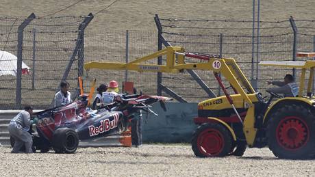 Trénink Velké ceny íny, havárie výcara Buemiho (Toro Rosso)