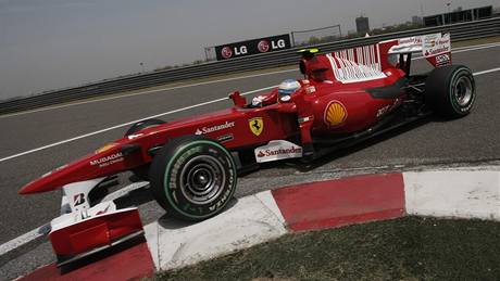 Alonso s Ferrari v tetím tréninku GP íny.